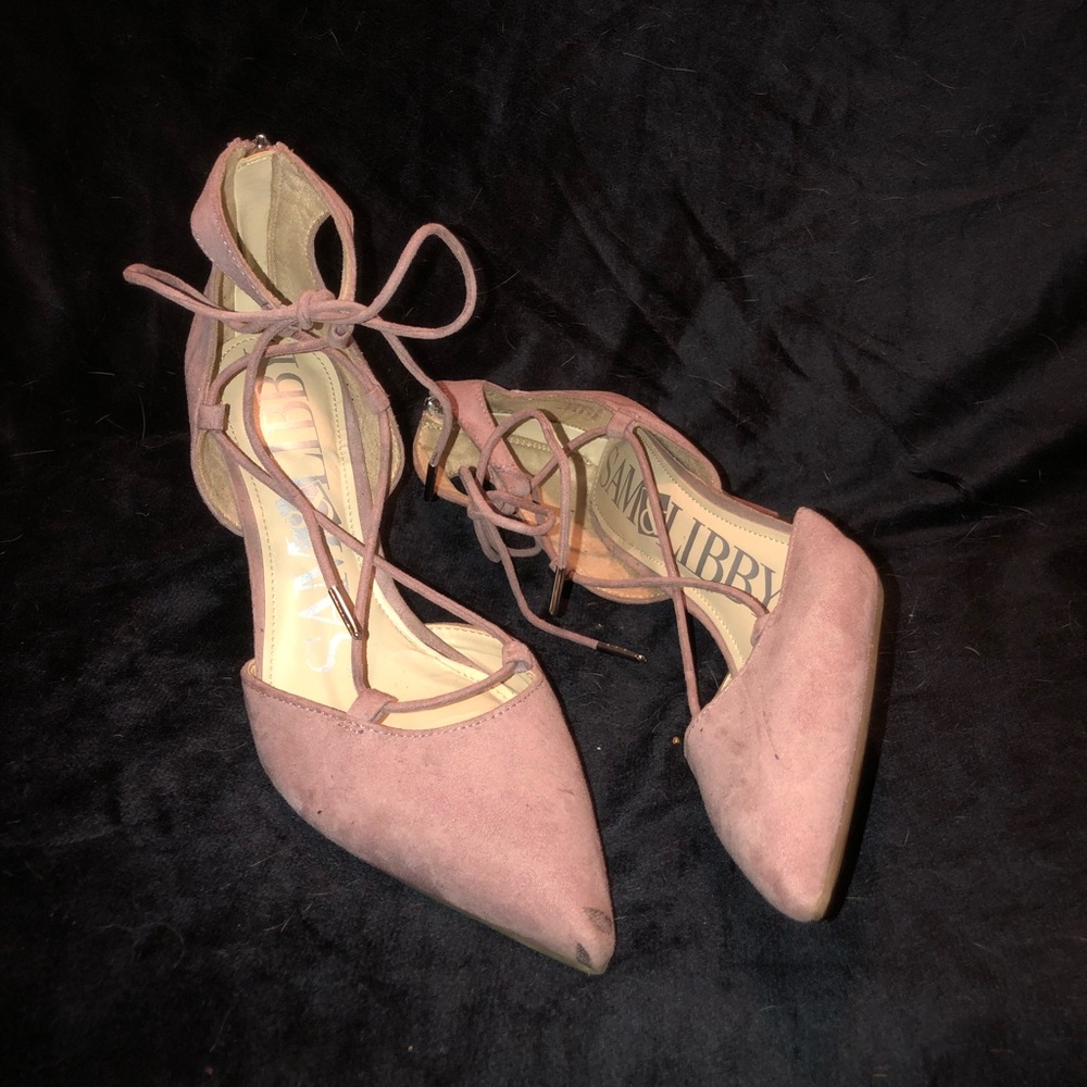 Pointed-toe kitten heel